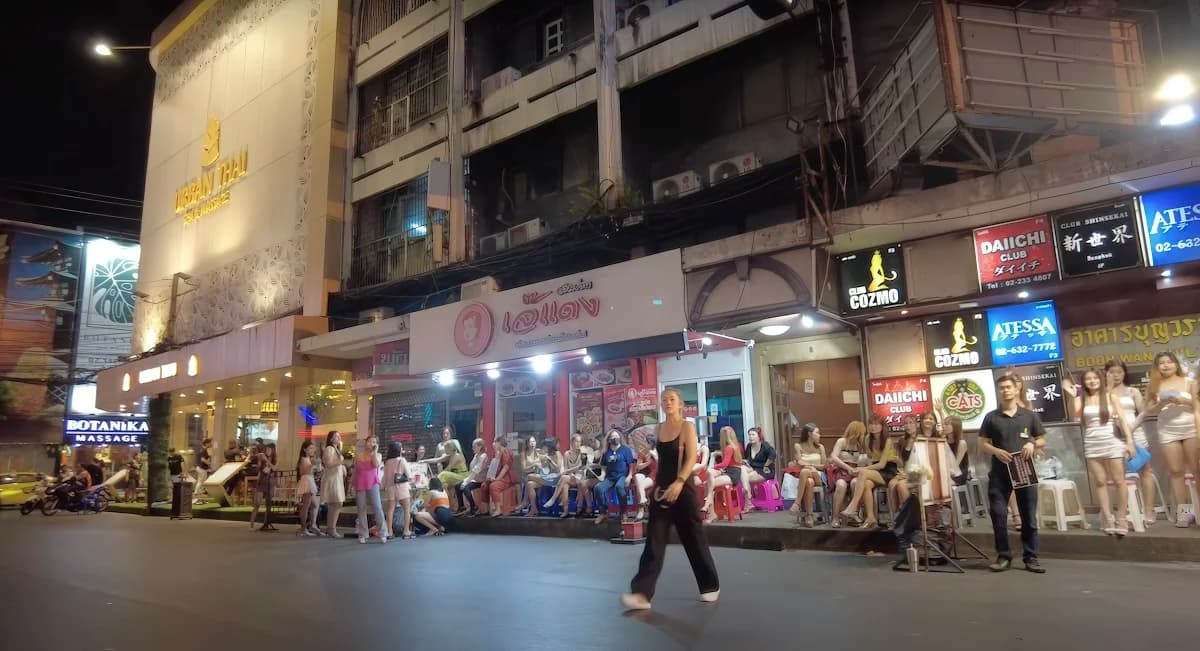 How to Enjoy Bangkok's Japanese-Style KTV? Japan Street Soi Thaniya Beginner's Guide